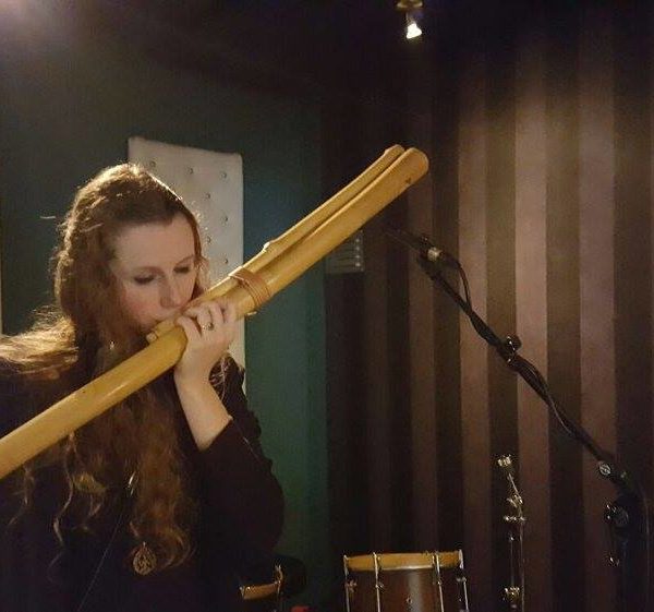Fabienne Kirschke im Studio mit Bass Obertonflöte